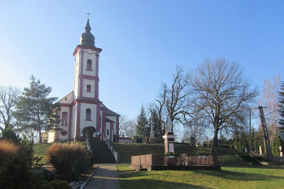 Farský Kostol Všetkých svätých je baroková stavba z roku 1762
