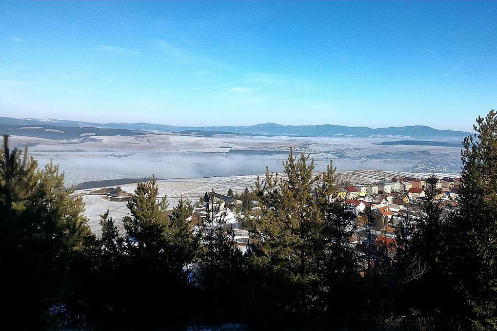 Z vrchu pri hlavnom kríži sa návštevníkovi zobrazia pekné výhľady na okolie Spiša