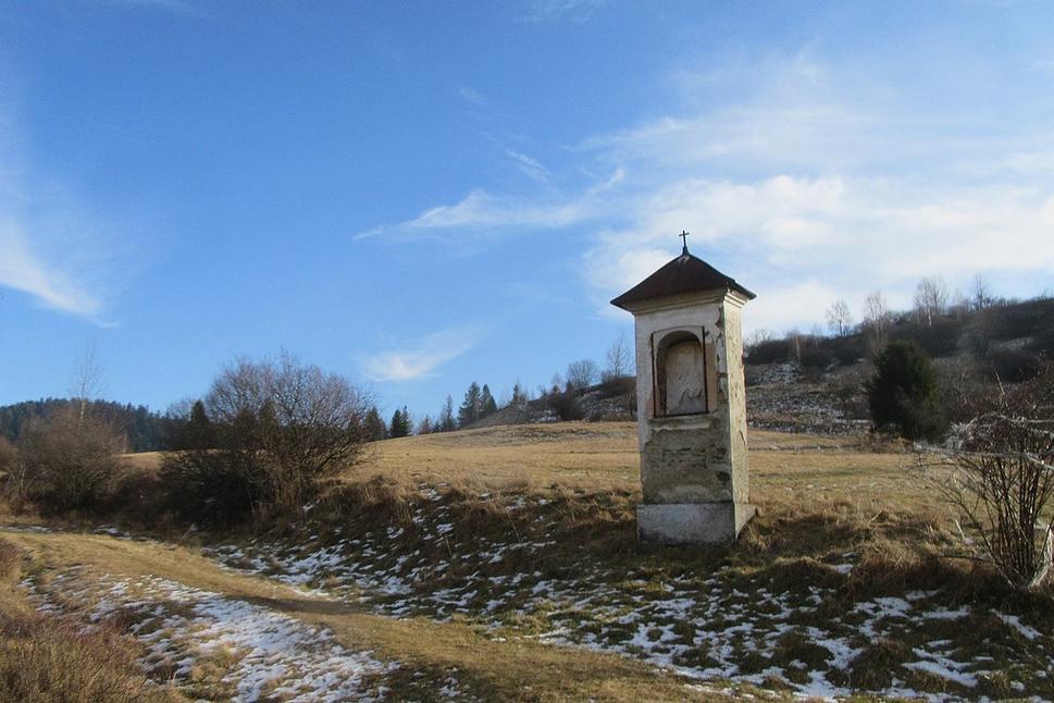 V piatich murovaných kaplnkách boli pôvodne výjavy radostného ruženca, ale na dvoch zastaveniach už chýbajú...