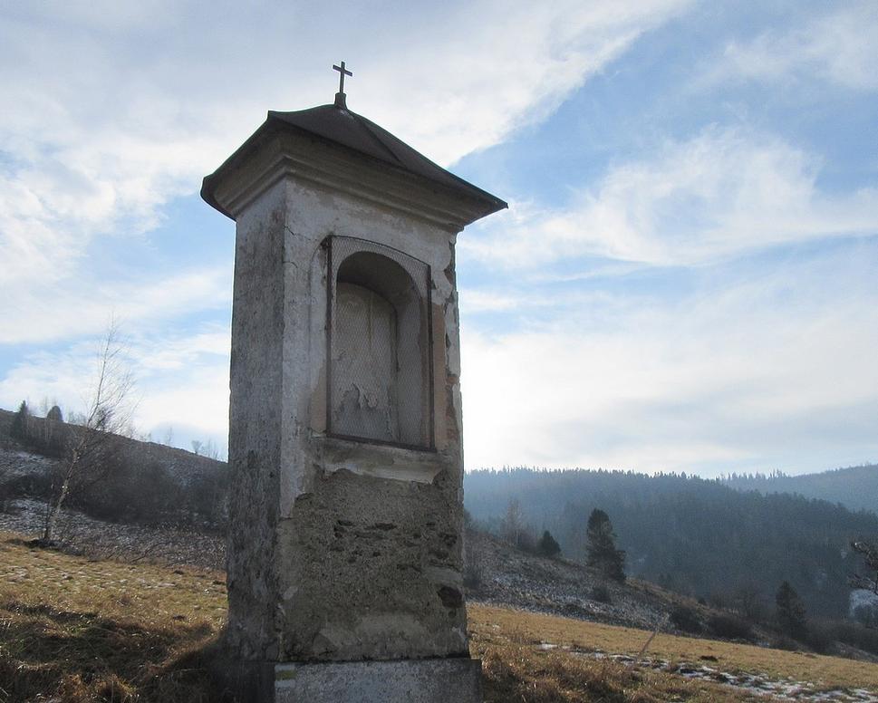 V prvej kaplnke bol kedysi výjav zvestovania Panny Márie anjelom Gabrielom