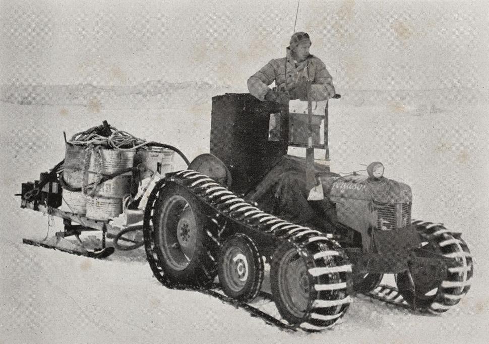Traktor, ktorý preváža palivo na základni Scott v zálive McMurdo.