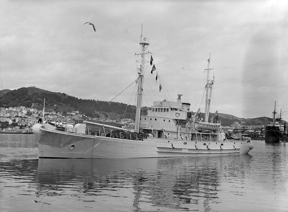 Loď Endeavour kotví v prístave vo Wellingtone, Nový Zéland, 1956