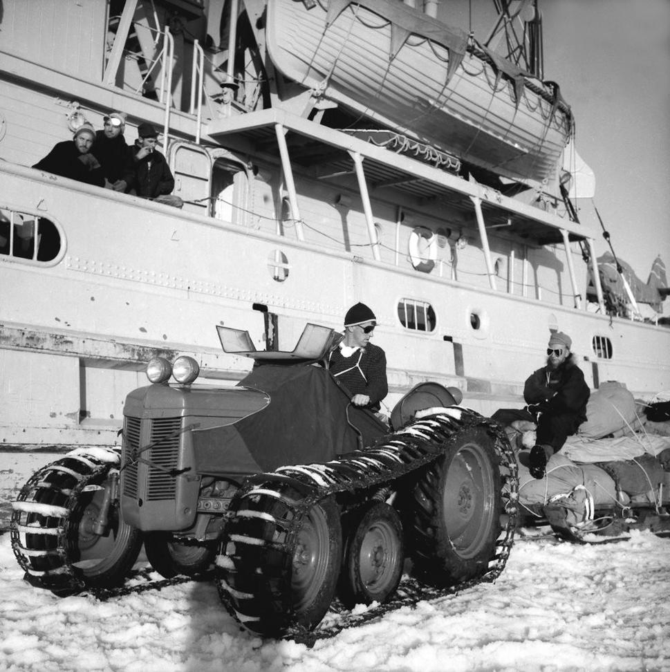 Edmund Hillary počas vykladania nákladu po príchode do Antarktídy, 1956