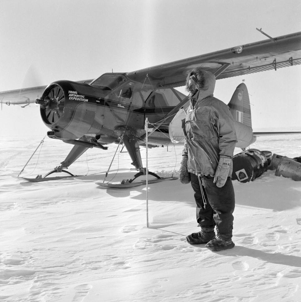 Jedno z leteckej flotily, ktoré podporovalo expedíciu, aj s leteckým mechanikom Jimom Batesom, 1957