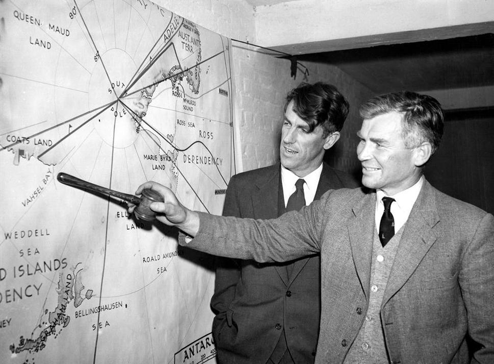 Dr. Vivian Fuchs a Sir Edmund Hillary počas plánovania spoločnej expedície do Antarktídy, Londýn, 1955.