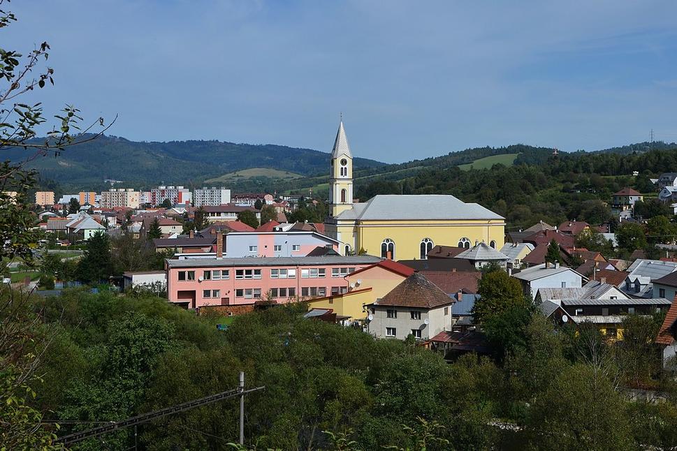 Z kalvárie je pekný výhľad na obec Krásno nad Kysucou s farským Kostolom sv. Ondreja z rokov 1861-1867