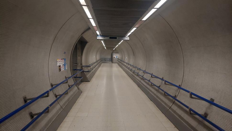 Pondelkové skoré ráno (5:30) v metre