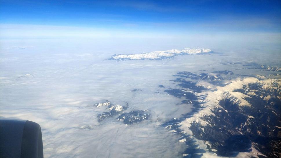 Krásne Slovensko. V popredí Nízke a vzadu Vysoké Tatry. Onedlho pristávame v Košiciach