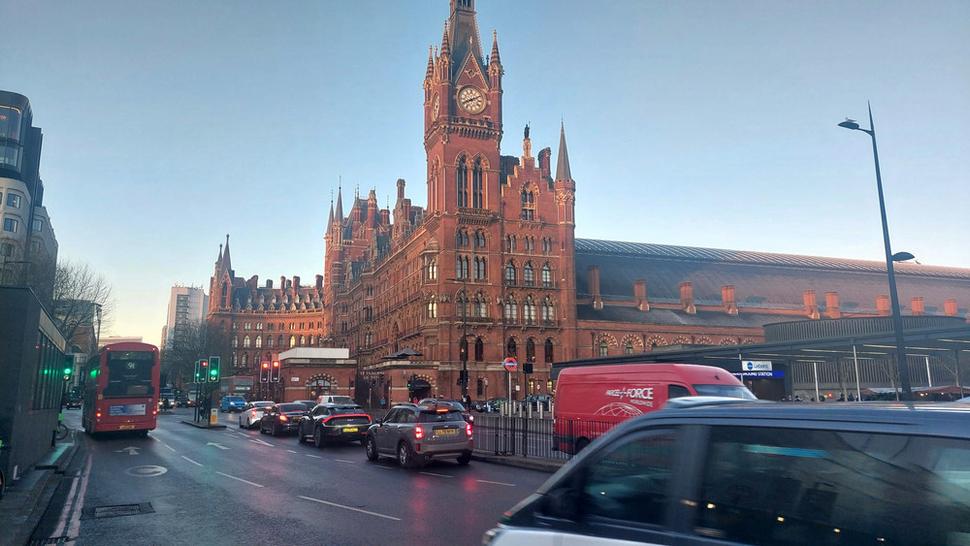 Železničná stanica St Pancras odkiaľ jazdia vlaky cez Eurotunel do Paríža a Bruselu