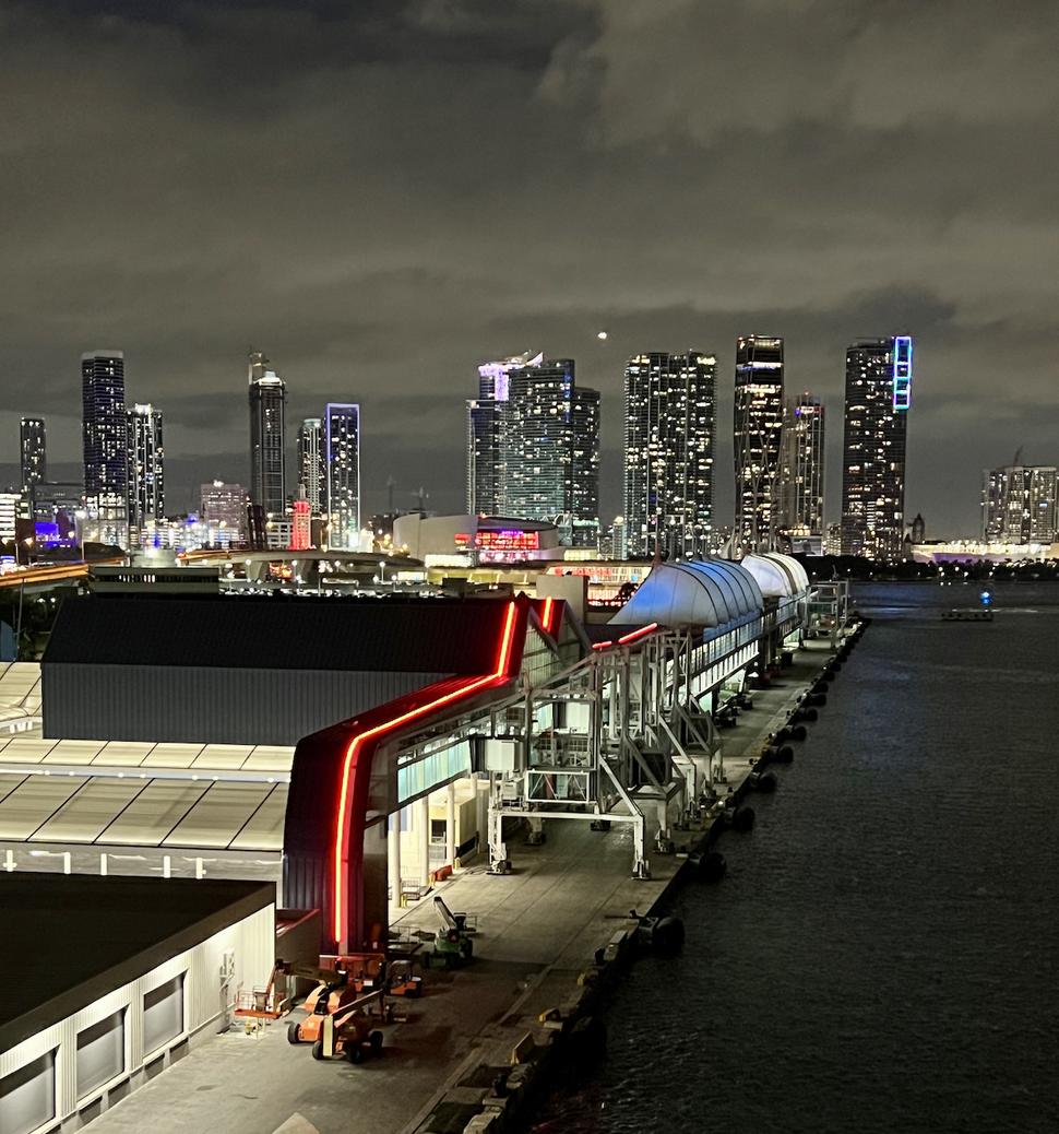 Večerný pohľad na Downtown mesta Miami.