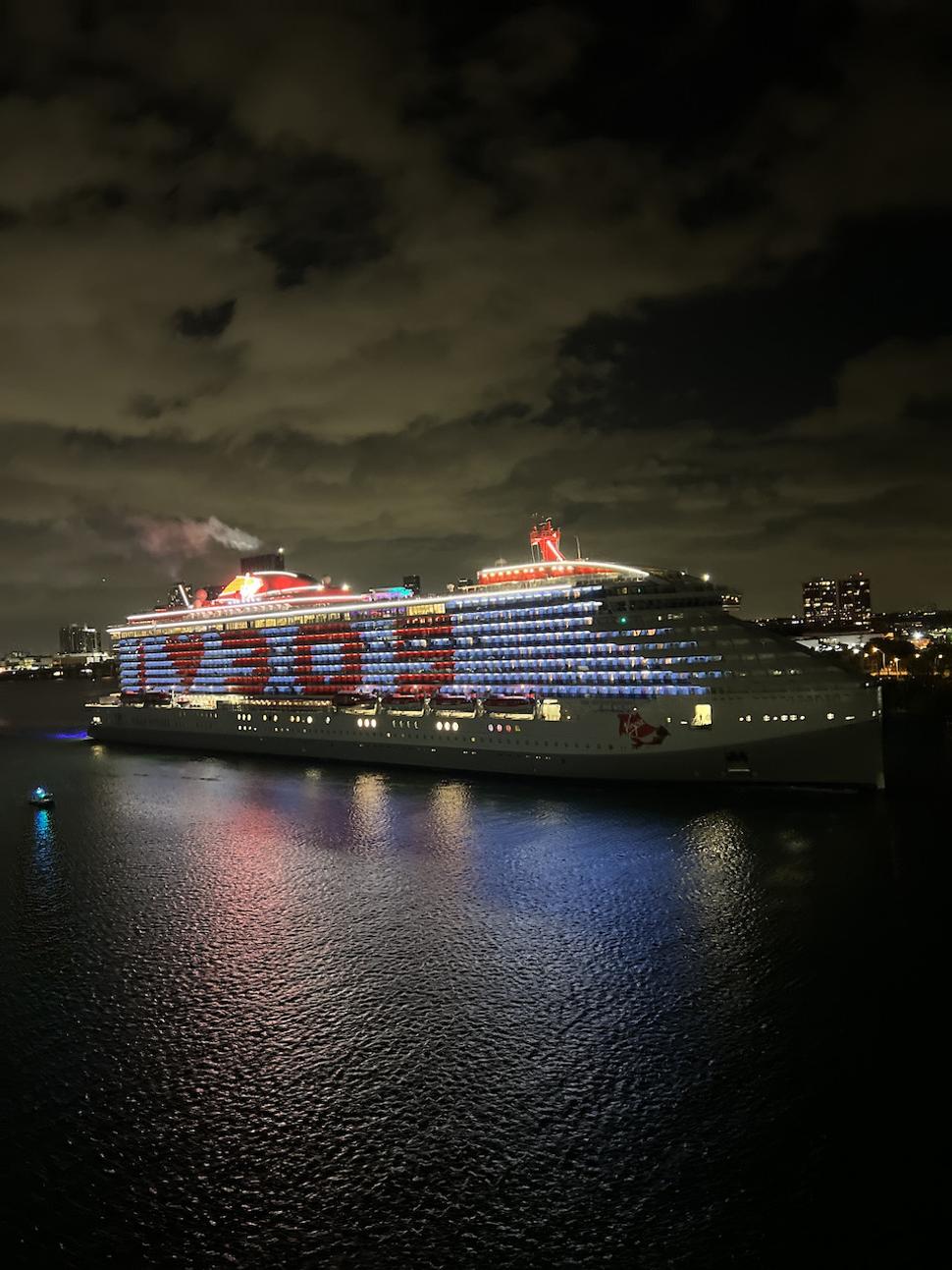 Toto je pohľad na loď Scarlet Lady spoločnosti Virgin Voyages, ktorá vyplávala ešte pred nami. Spoločnosť vznikla tesne pred vypuknutím epidémie, musel to byť pre ňu veľmi ťažký začiatok.