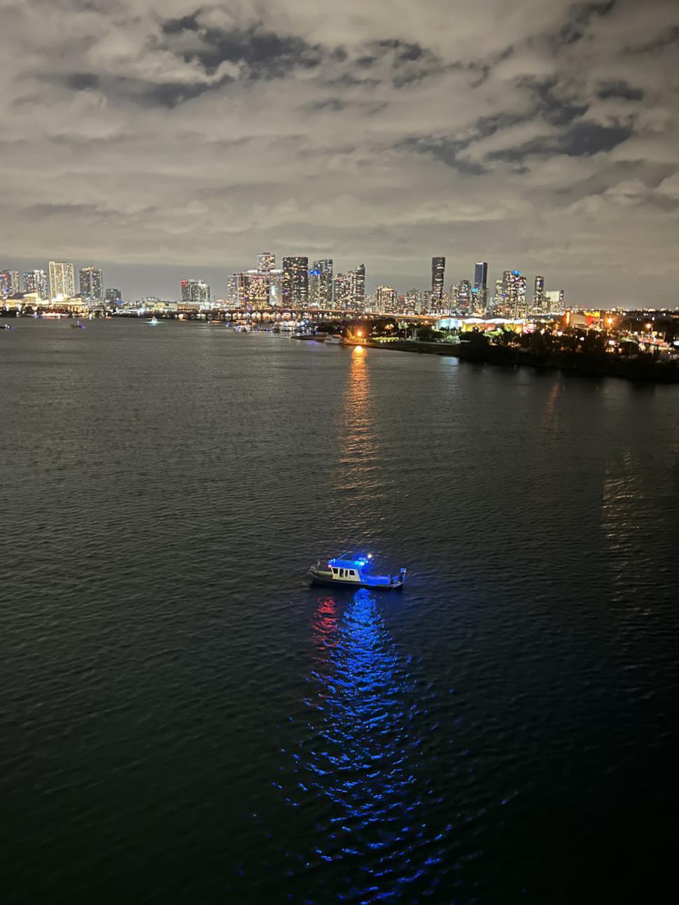 Posledný pohľad na vzďaľujúce sa nočné Miami.