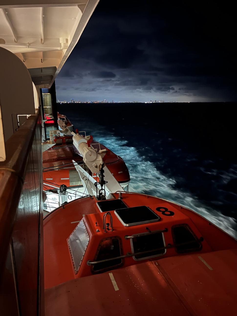 Pohľad z balkóna našej kajuty. Sme v Karibskom mori, resp. Atlantickom oceáne.