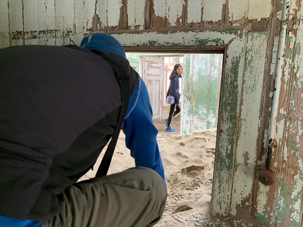 Pre Andreja je Kolmanskop trochu gýč, deťom sa ráta skúmanie pieskom zasypaných domov a mne sa páči spojenie fotogenickosti miesta a jeho skutočnej minulosti.