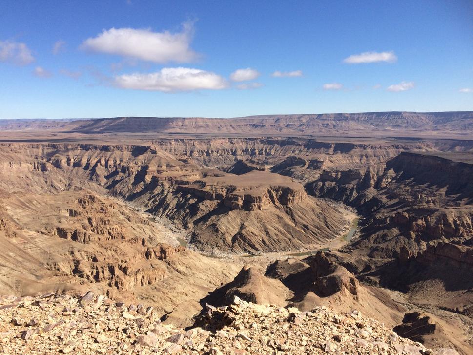 Prekrásny Fish River Canyon. Keby sme mali dostatok času na 80 km dlhý trek dnom kaňonu so sprievodcom, ktorý trvá 5 dní, neváhali by sme. Inak do kaňonu vstup povolený nie je.