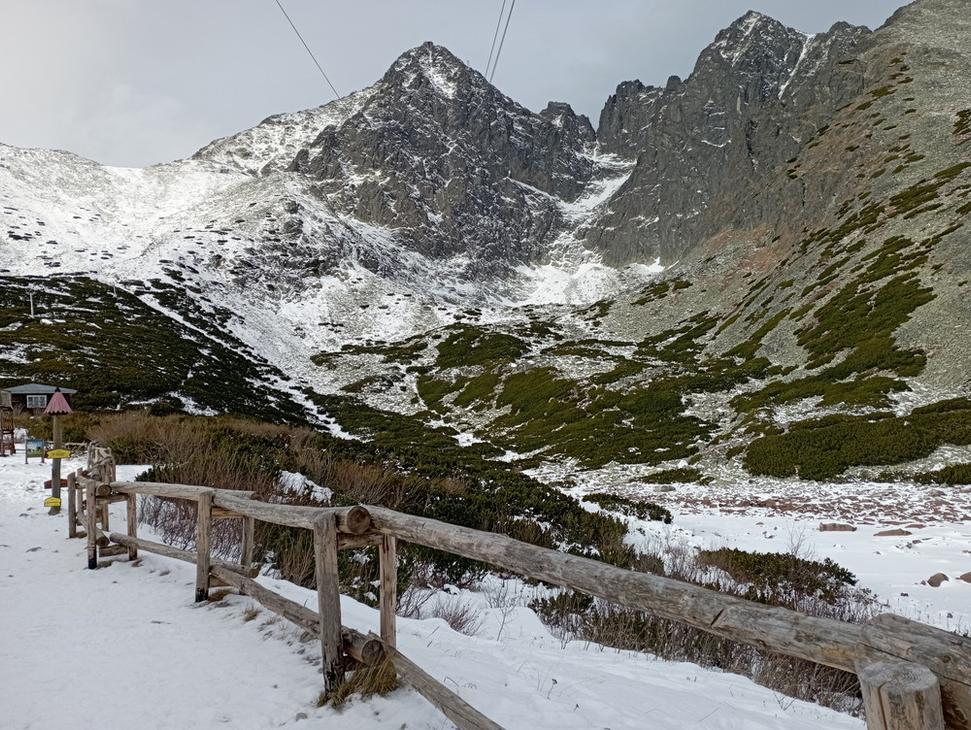 Skalnaté pleso v pozadí s Lomnickým štítom