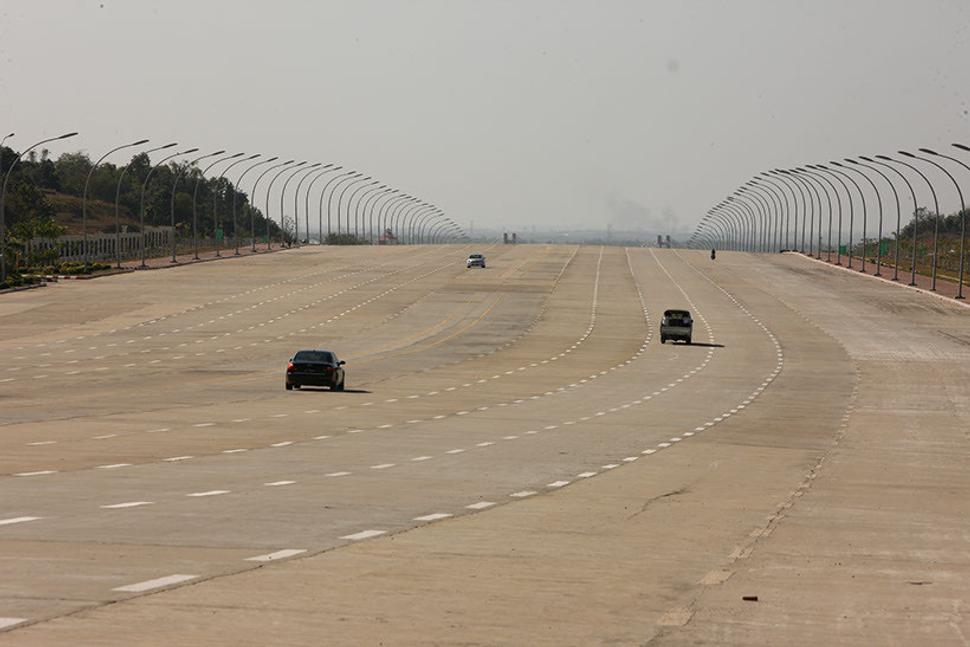 Prázdna diaľnica v mjanmarskom hl. meste Naypyidaw