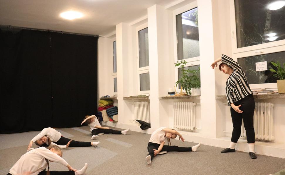 Choreografka Natália na hodine s ukrajinskými a slovenskými deťmi v bratislavskej Cvernovke.