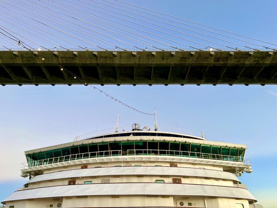Kapitánsky mostík našej lode a Atlantic Bridge nad ním.
