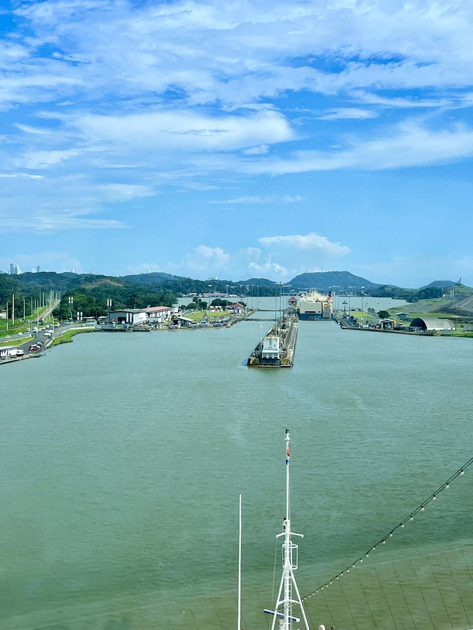 Teraz pôjdeme dolu, čakajú nás Miraflores Locks.