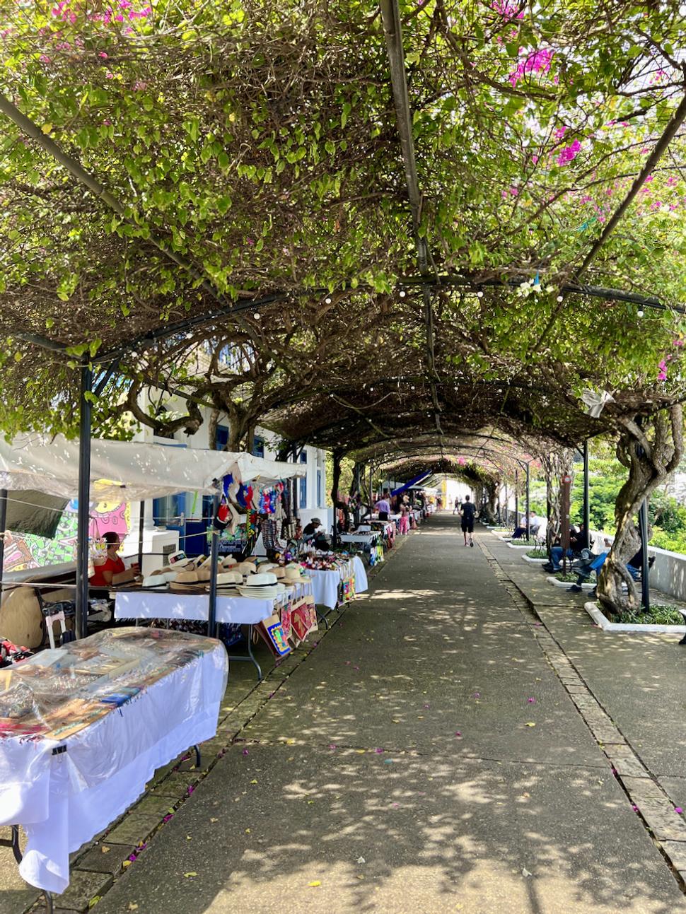 Casco Viejo. Okolo nábrežia vedie takáto promenáda.