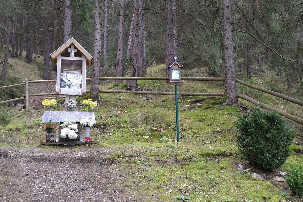 Kalvária končí pätnástym zastavením pri mariánskej kaplnke v lese.