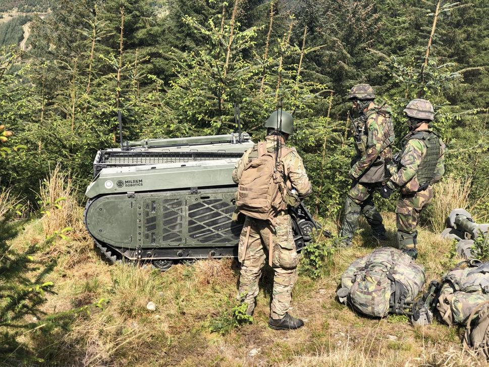 UGV THeMIS od estonskej spoločnosti Milrem Robotics prepravuje náklad pre vojakov v hornatom teréne.