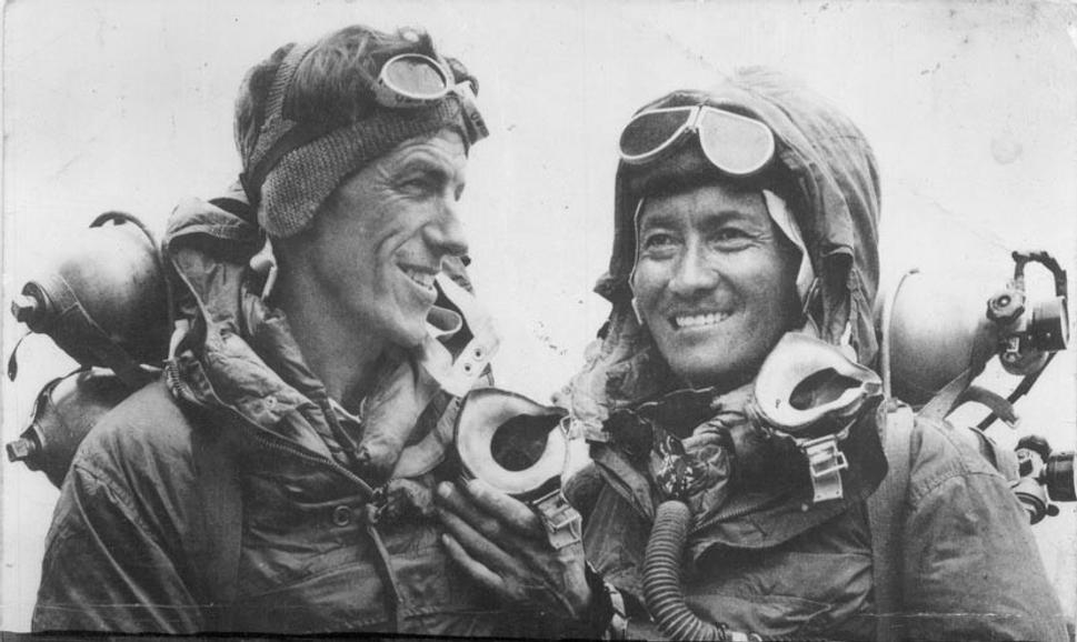 Edmund Hillary so šerpom NorgayomTenzingom po návrate z úspešného pokusu o zdolanie najvyššej hory sveta Mount Everest.