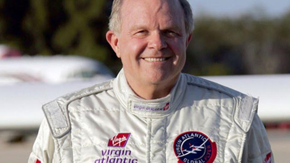 Steve Fossett je držiteľom viacerých svetových rekordov: prekonal Tichý oceán v teplovzdušnom balóne, absolvoval prvú cestu okolo sveta teplovzdušným balónom bez sprievodu a medzipristátia, uskutočnil najrýchlejšiu plavbu okolo sveta na plachetnici a iné.