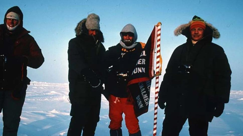 Fotografia z dosiahnutia severného pólu, zľava: Peter Hillary, Sir Edmund Hillary, Mike Dunn a Neil Armstrong