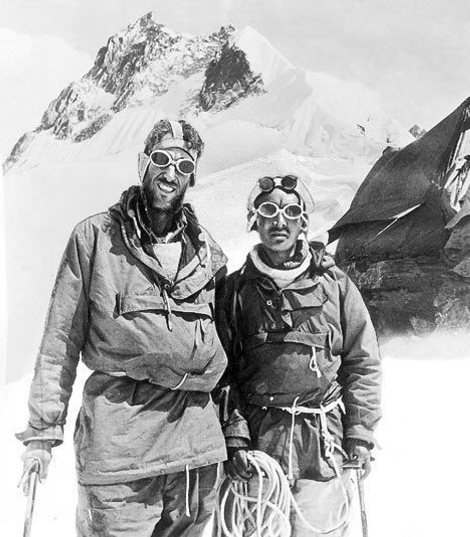 Hillary s Tenzingom, v pozadí Mount Everest, 1953