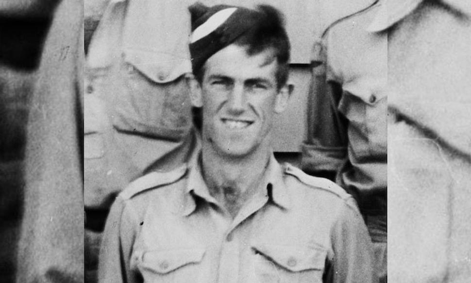 Edmund Hillary vo vojenskej uniforme počas pôsobenia v Royal New Zealand Air Force