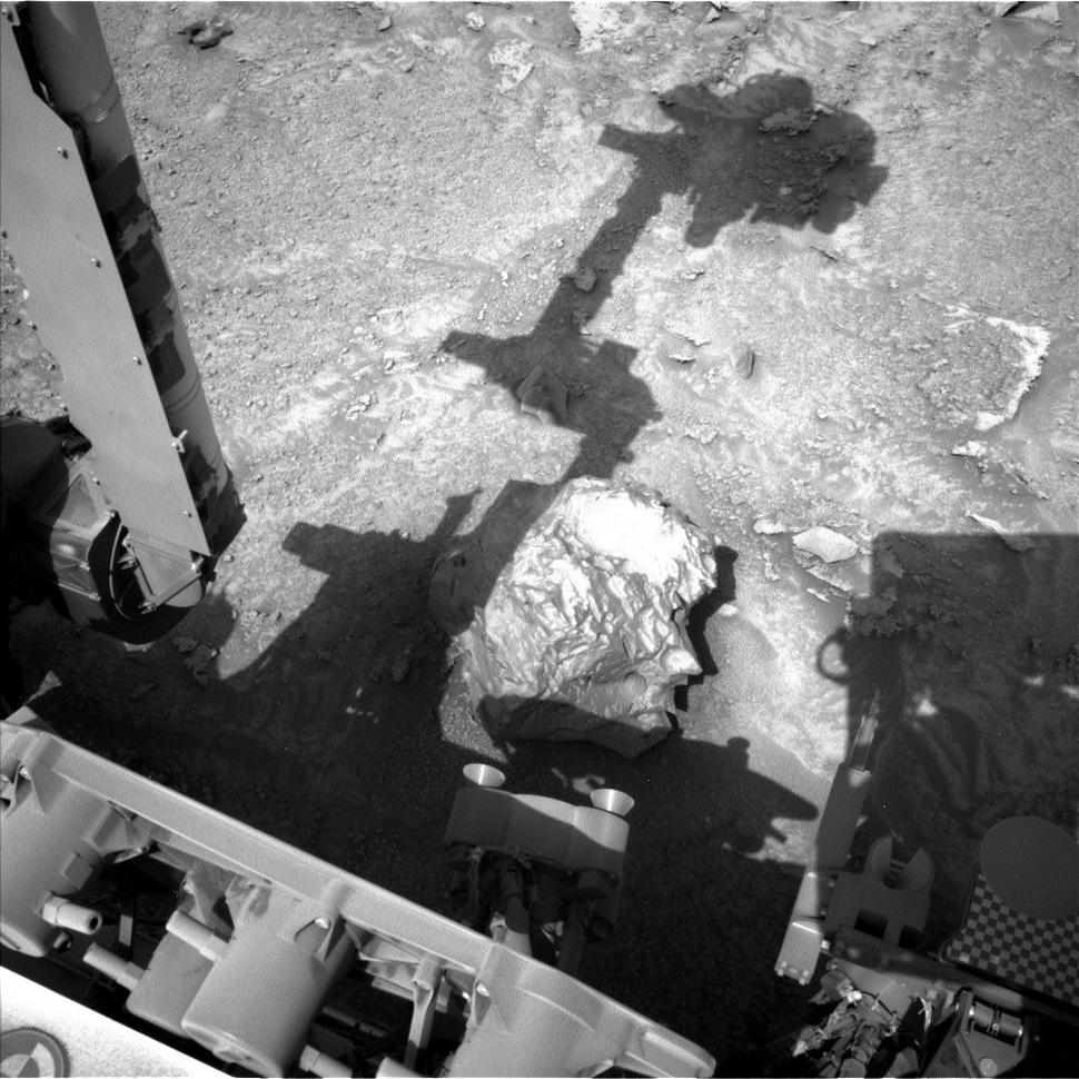 Tak je to meteorit, alebo nie? Snímok urobený pomocou ľavej navigačnej kamery sondy Curiosity, Sol 3724.