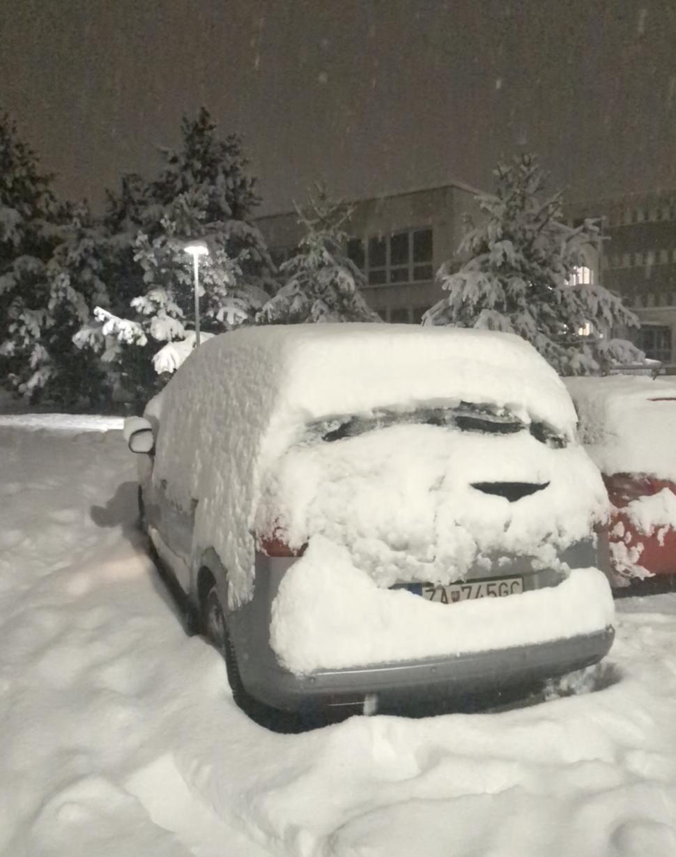... týmto. Odhadom 25 cm čerstvého snehu.