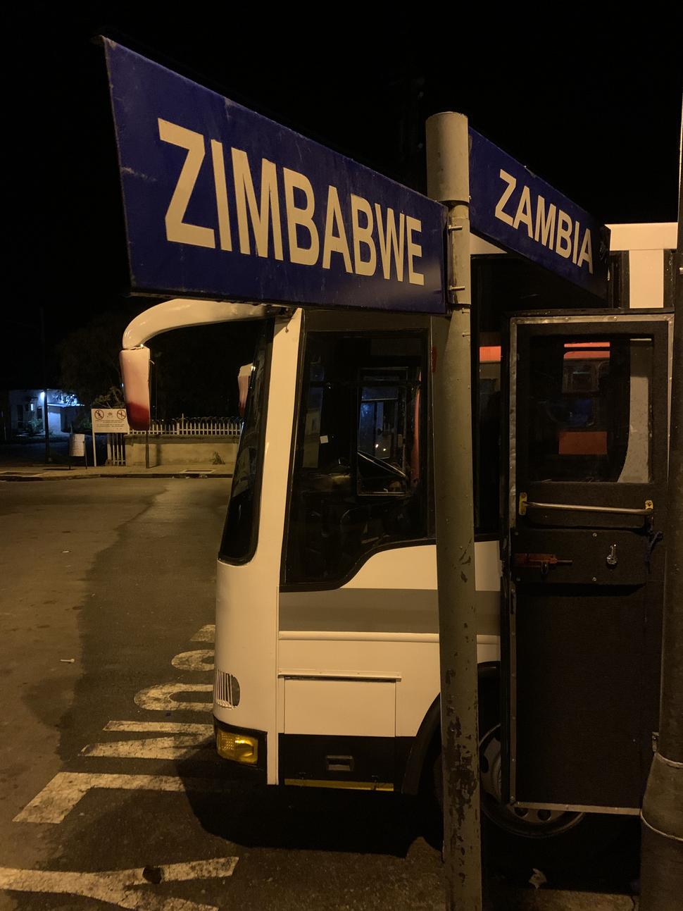 Nočný autobus z pohraničného Kasane