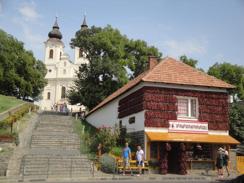 Barokový kostol a typický domček s predajom suvenírov