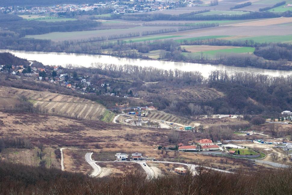 Výstavba v mestskej časti Devín stále viac a viac zasahujúca do vinohradov, resp. už bývalých vinohradov, keďže sú už tak spustnuté, že už iba čakajú na likvidáciu. Nahradí ich výstavba?