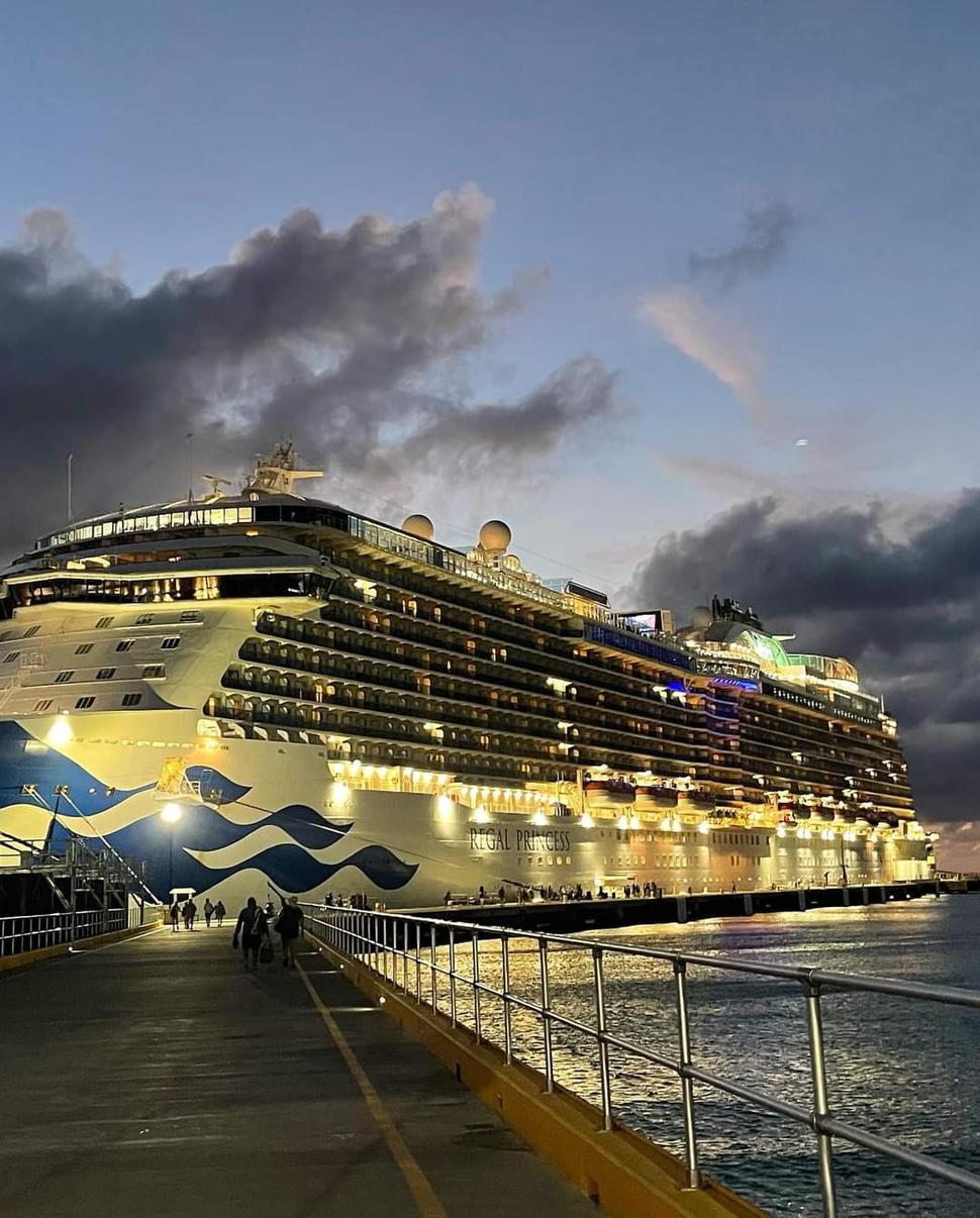 Výletná loď Regal Princess pri západe slnka z ostrova Grand Turks and Cacois