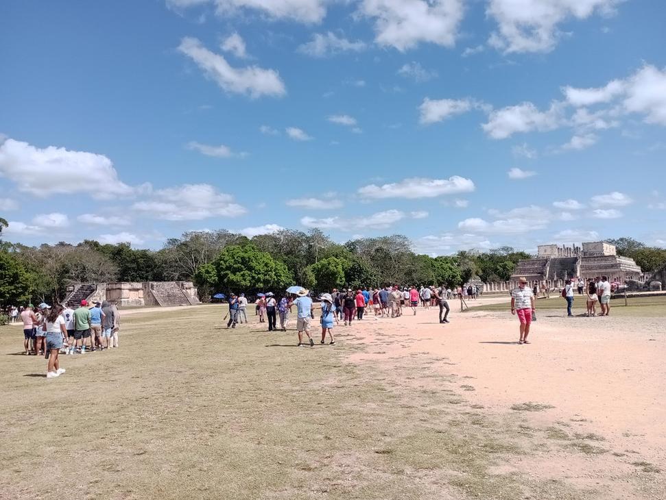 Turisti roztrúsení po niekdajšom sídle Mayov