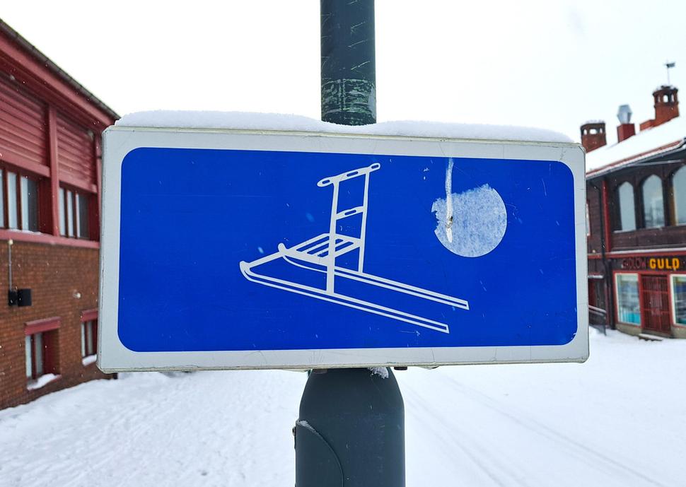 "cyklistický chodník" na týchto sánkach sa tu pohybujú ako na kolobežkách