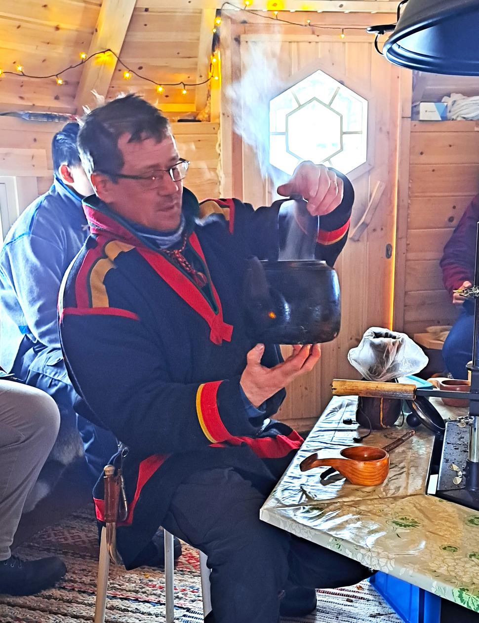 rovno z ohňa si ten čajník položil na prsty - vraj keď toto dokážete, tak viete variť naozajstnú laponskú kávu
