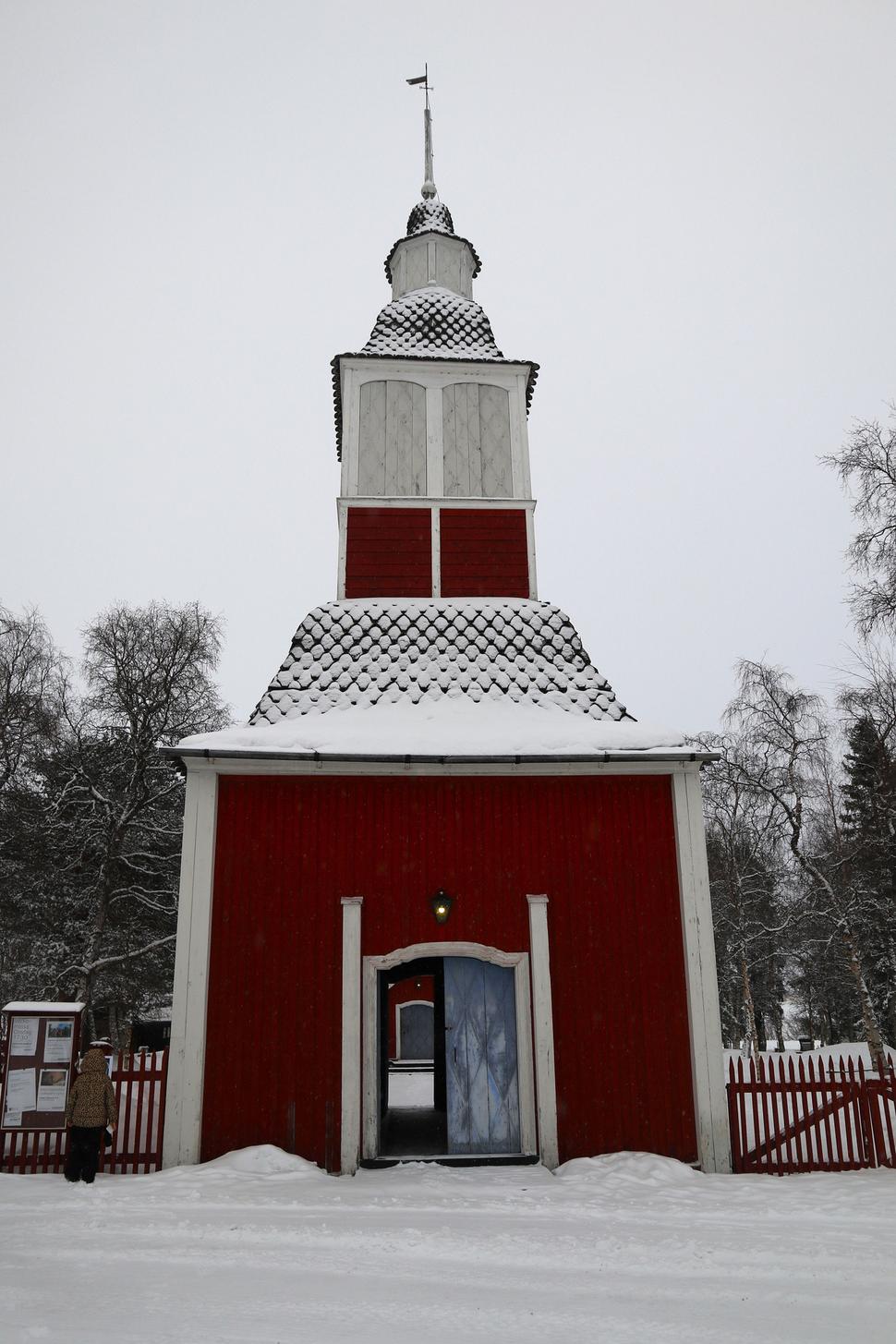 Jukkasjärvi kyrka - cez zvonicu vchádzate do malého parku okolo samotného kostola