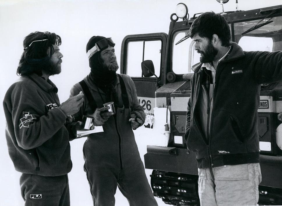 Zľava Reinhold Messner, Arved Fuchs a Malcolm Macfarlane na základni McMurdo dňa 15.2.1990.