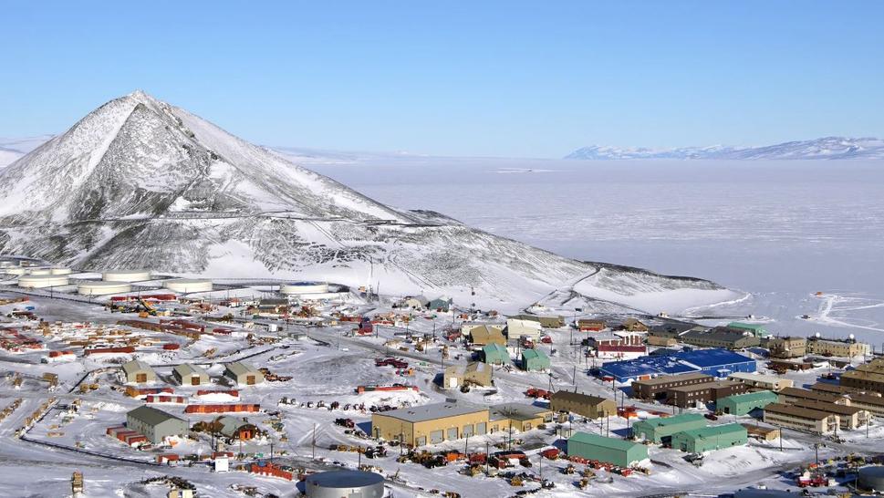 Novozélandská vedecká stanicMcMurdo leží na ostrove Ross Island, na úpätí sopky Mount Erebus.