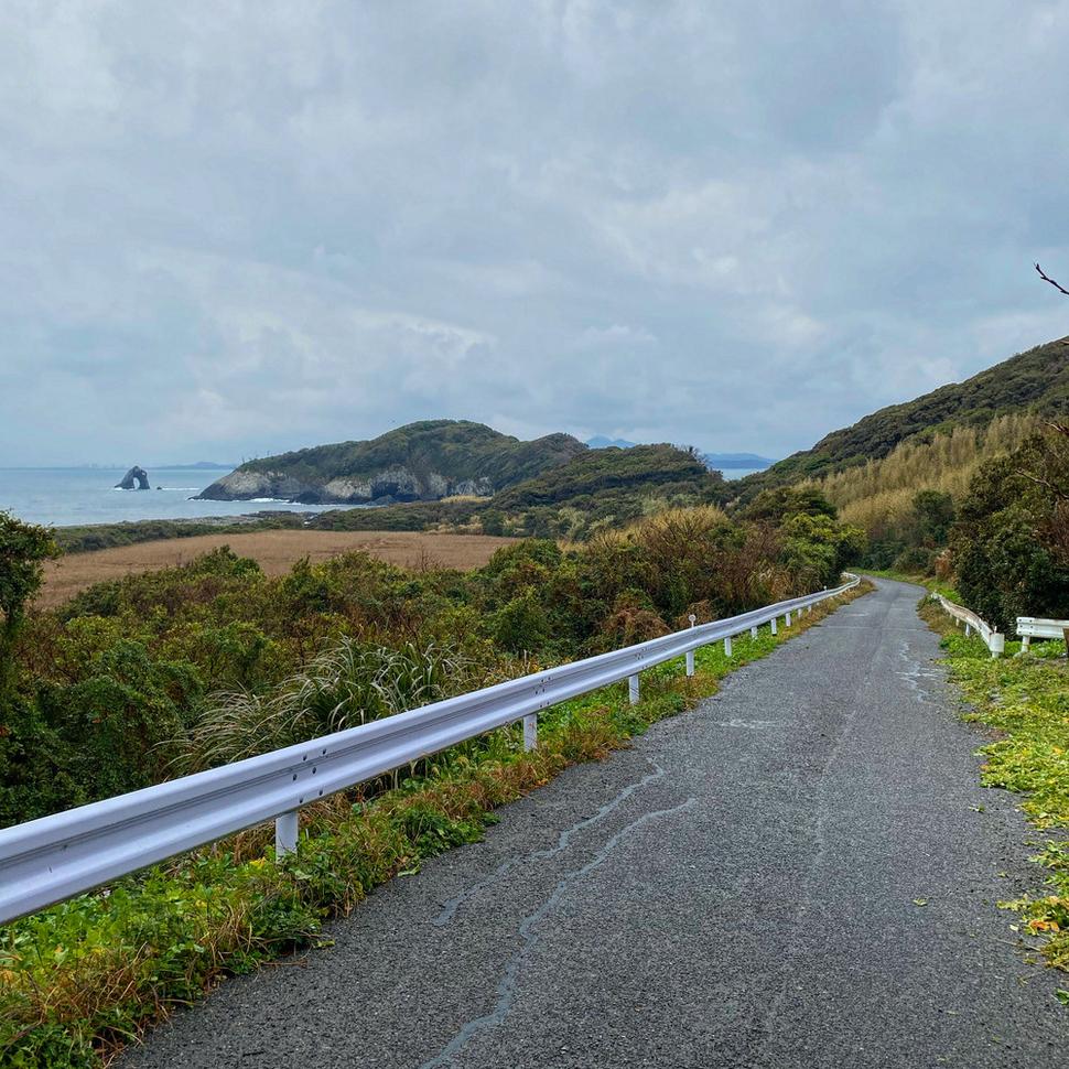 Cestou necestou na ostrove Ainoshima: na horizonte skala Hanagurise.