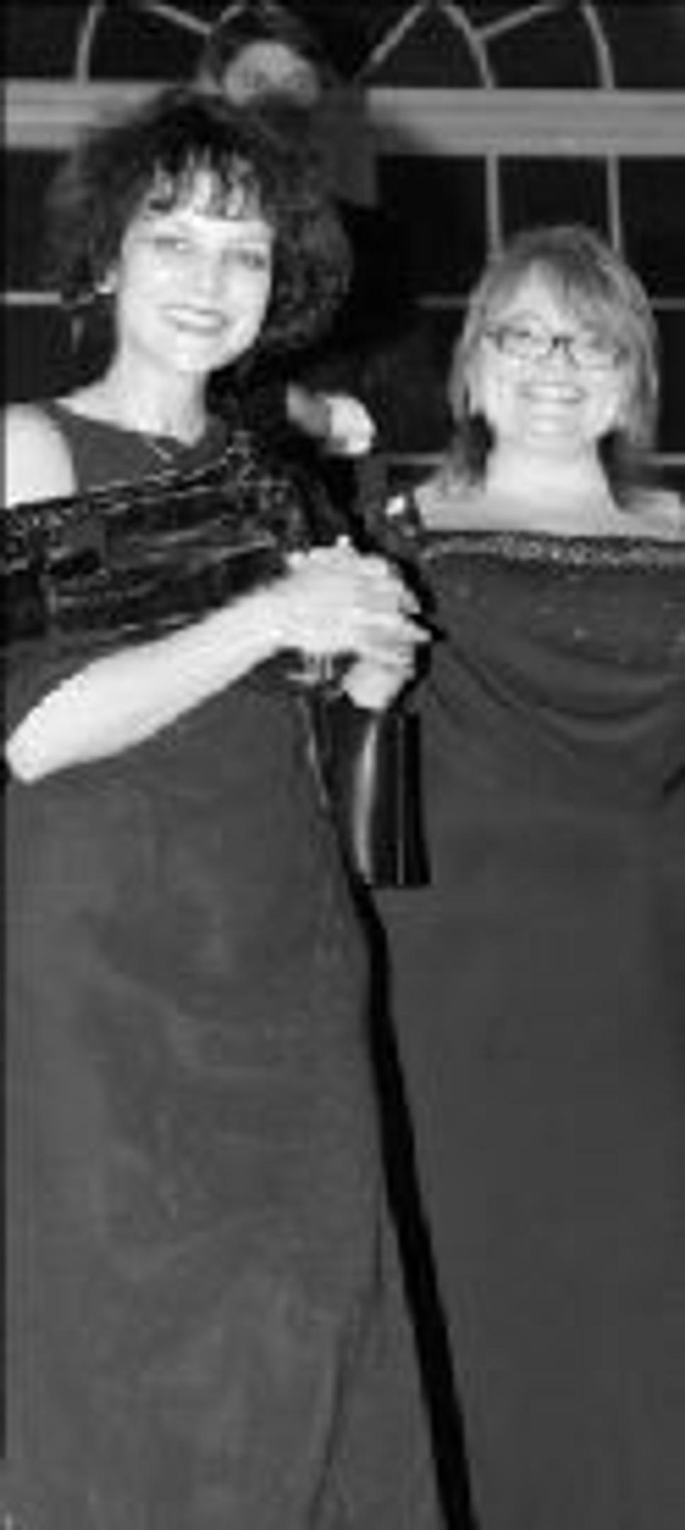 Zuzana Račková (vpravo) s kolegyňou Tinou Čornou na plese denníka SME ešte ako jeho redaktorky v roku 2006. Dnes obe pracujú pre novú Pravdu.