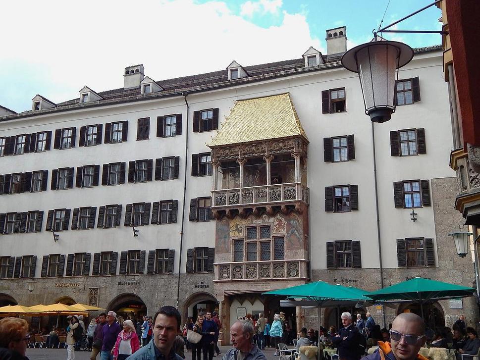 Goldenes Dachl – Zlatá strieška. Strieška je pokrytá 2738 plátkami zlata a je ňou nadkrytý gotický balkón. Mala slúžiť cisárovi Maximiliánovi I. na sledovanie zápasov na námestí.