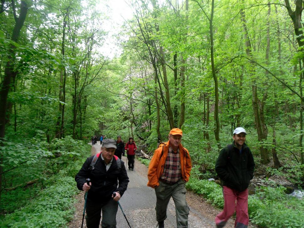 Nadšení turisti - začíname náučným chodníkom po asfalte