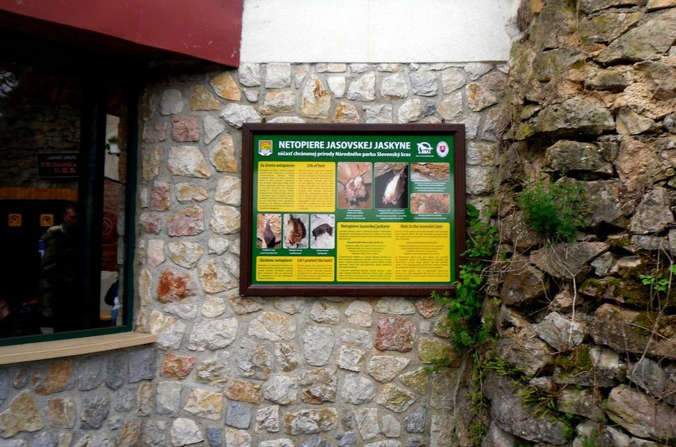 Informačná tabuľa pred jaskyňou
