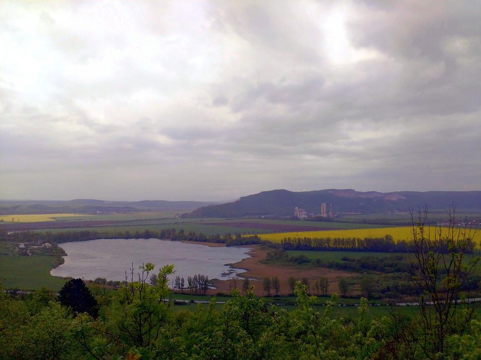 Výhľad na Turniansky rybník, v pozadí cementáreň Východoslovenské stavebné hmoty (VSH)